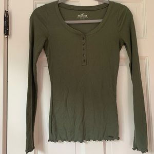 Olive Button Longsleeve Tee with Ruffled Edges, Hollister, Size Extra Small